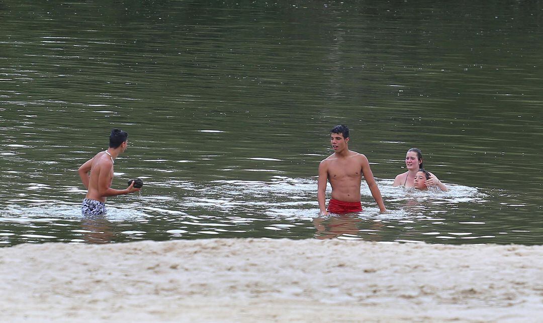 Fotografía de archivo de jóvenes bañándose en Moreras