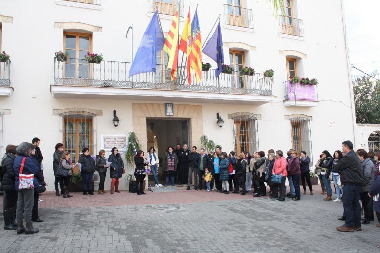 Lectura del manifiesto institucional en Ondara.