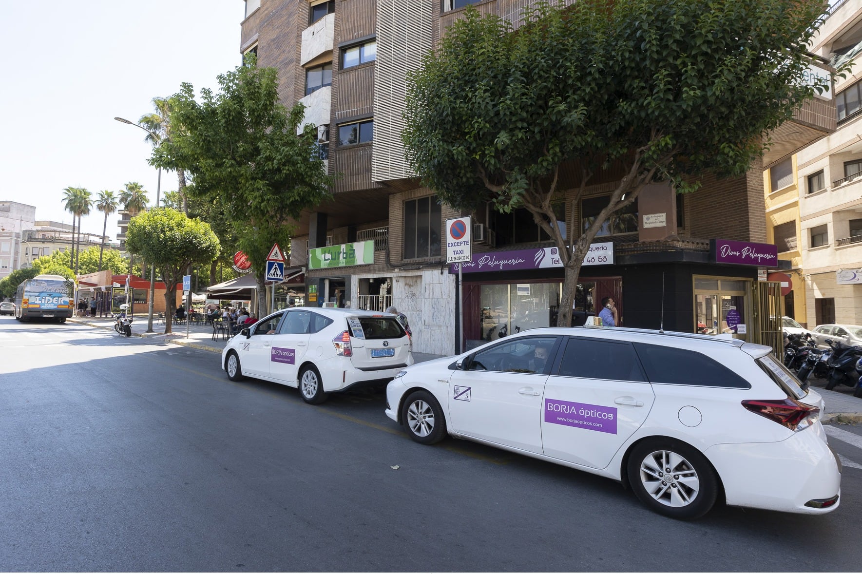 Parada de Taxis frente a la estación de RENFE en Gandia.