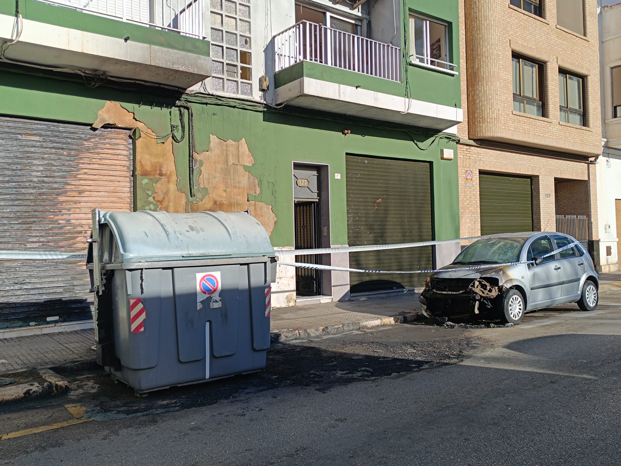 Contenedor y vehículo afectado por el fuego en Ferrocarril d´Alcoi