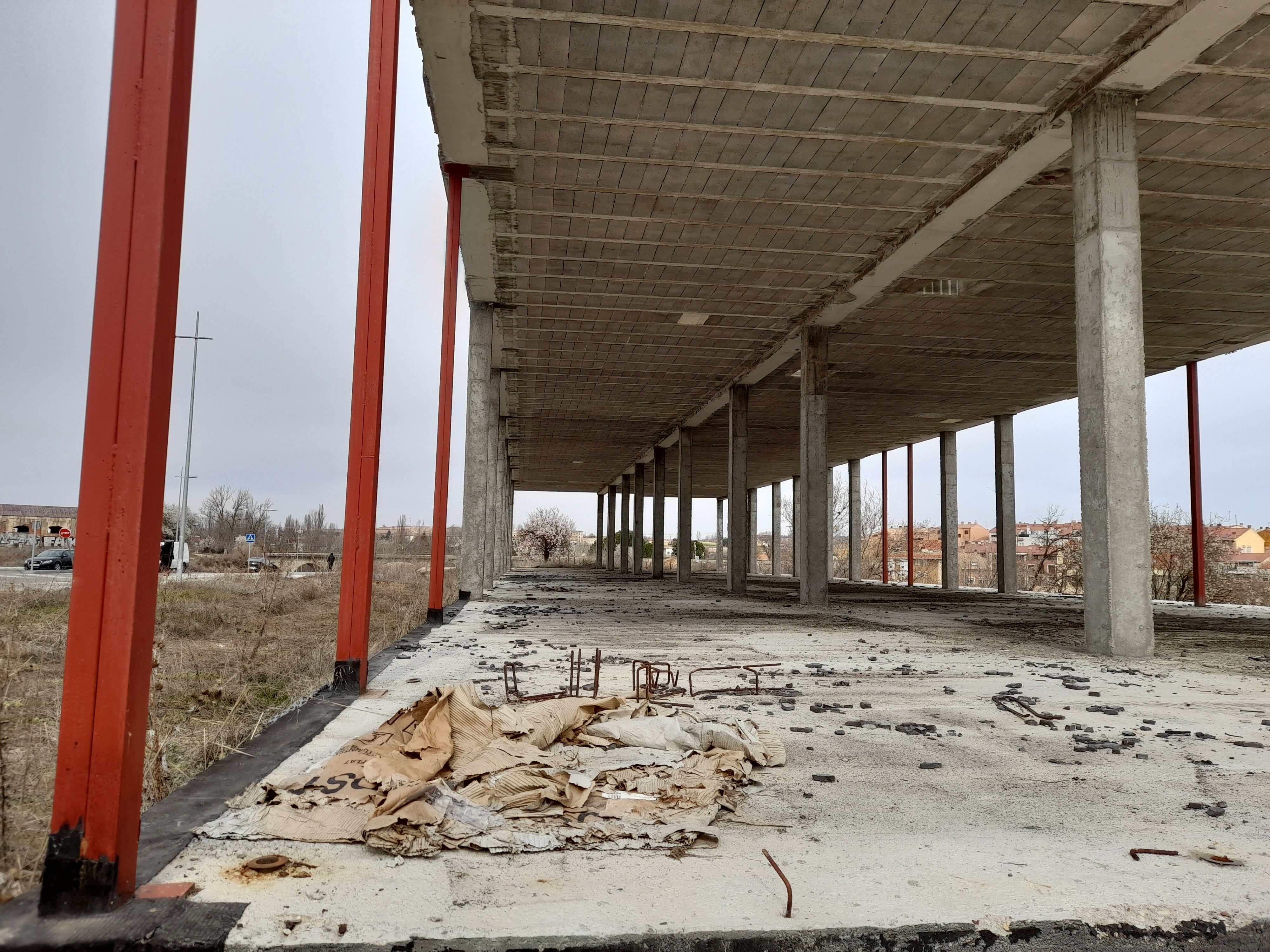 Estado de abandono en que se encuentran las obras inacabadas de la futura comisaría de la Policía Local de Aranda