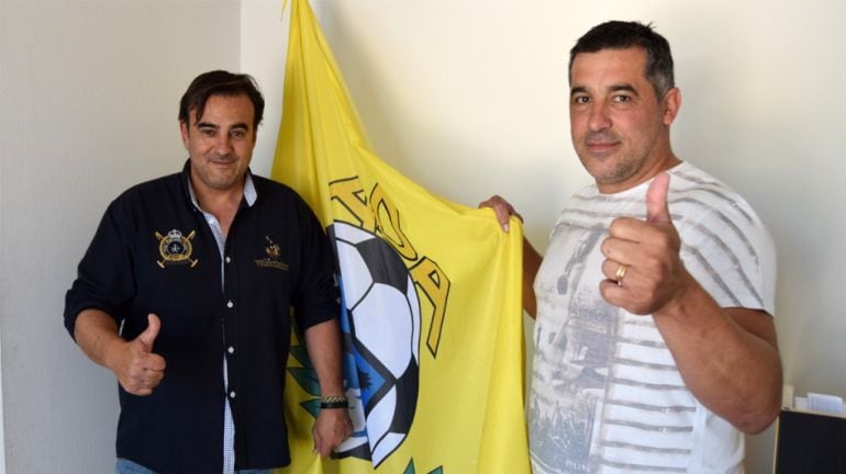 Hernández, a la iquierda, junto a Óscar Mena tras el fichaje del técnico para el Alcorcón B