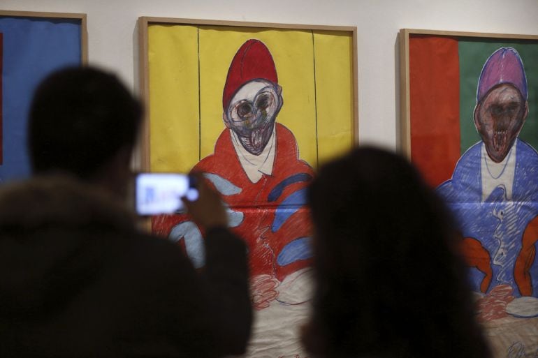 Dos personas observan algunas de las obras que componen la exposición &#039;Francis Bacon. La cuestión del dibujo&#039;.