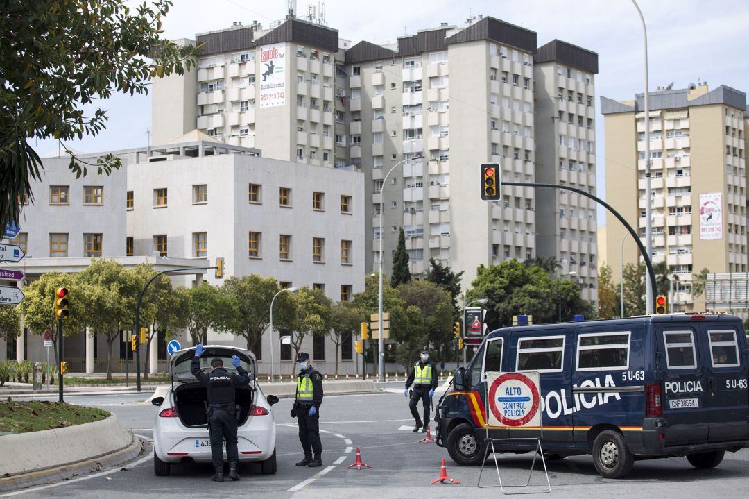 La Policía Nacional durante un control frente a la comisaría provincial de Málaga