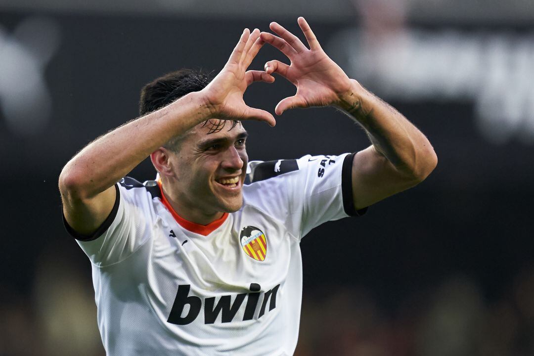 Maxi Gómez celebra uno de sus goles contra el Barça, el pasado sábado en Mestalla. 