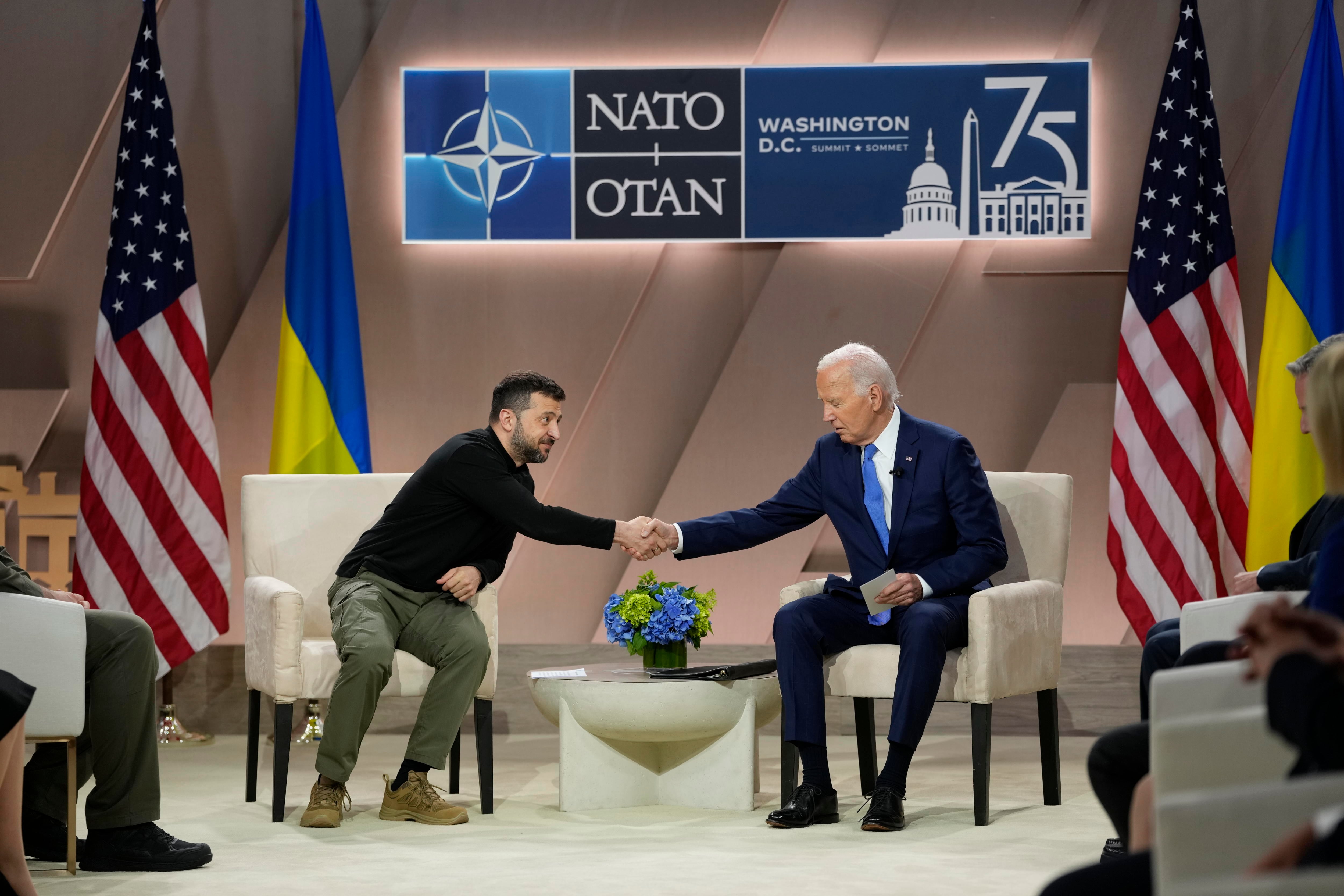 El presidente de Ucrania, Volodimir Zelenski, junto al mandatario estadounidense, Joe Biden.