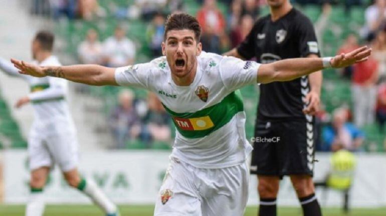 Javi Flores celebra un gol con el Elche CF