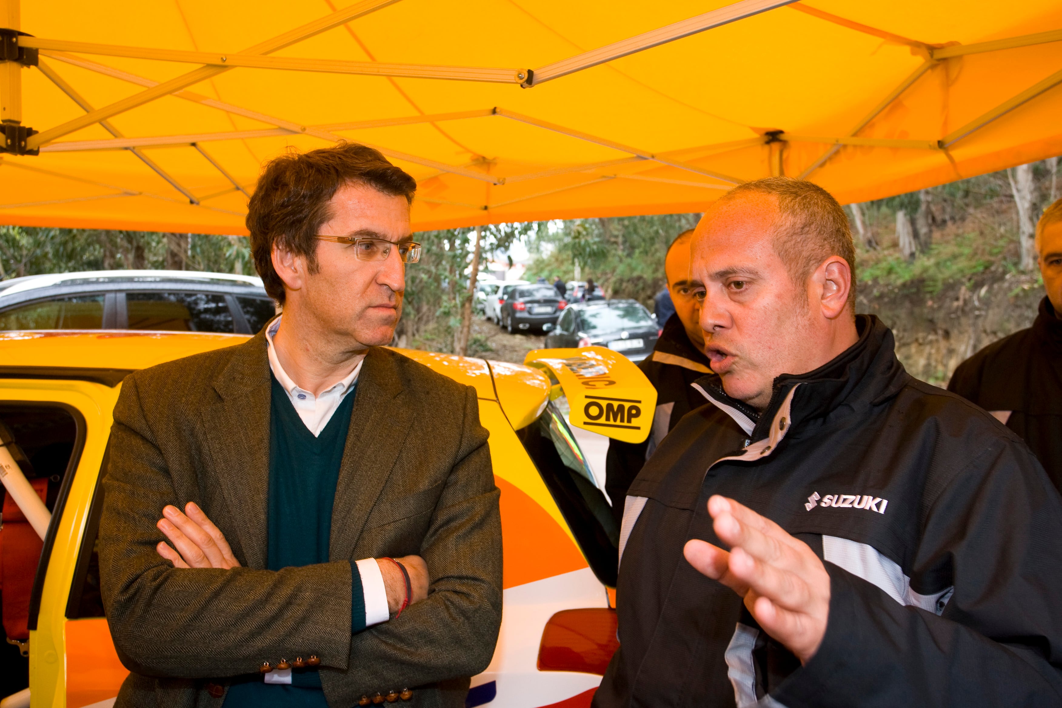 Juan López Frade Presidente de Suzuki Ibérica y Alberto Núñez Feijoó durante un Test del equipo el 12 de Marzo de 2011 en el  Puerto Exterior de Ferrol