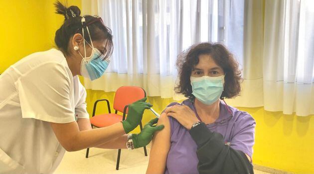 Una trabajadora de la residencia 'Infantas Elena y Cristina' recibe la vacuna de Pfizer