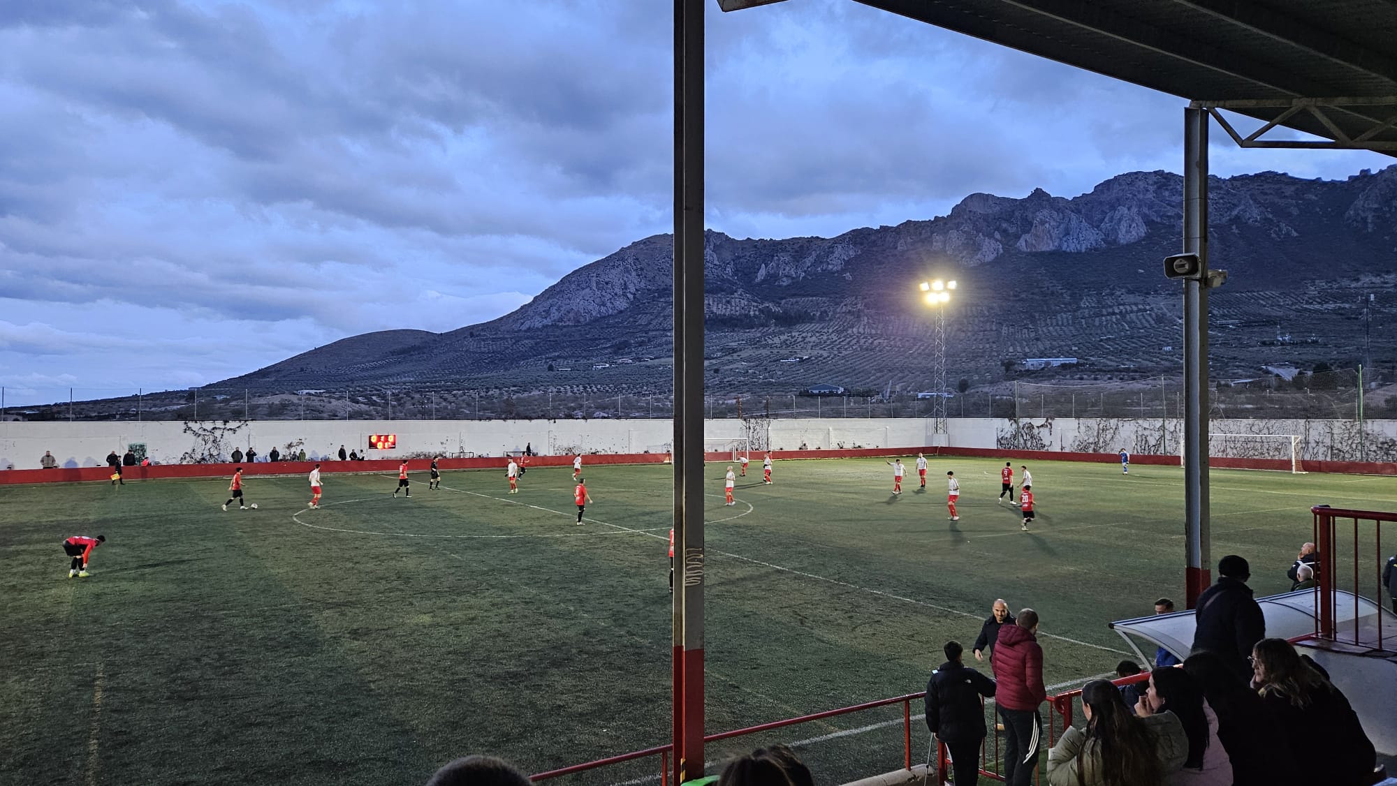 Momento de una de las fases del partido Jódar C.F. - Atlco. Sabiote