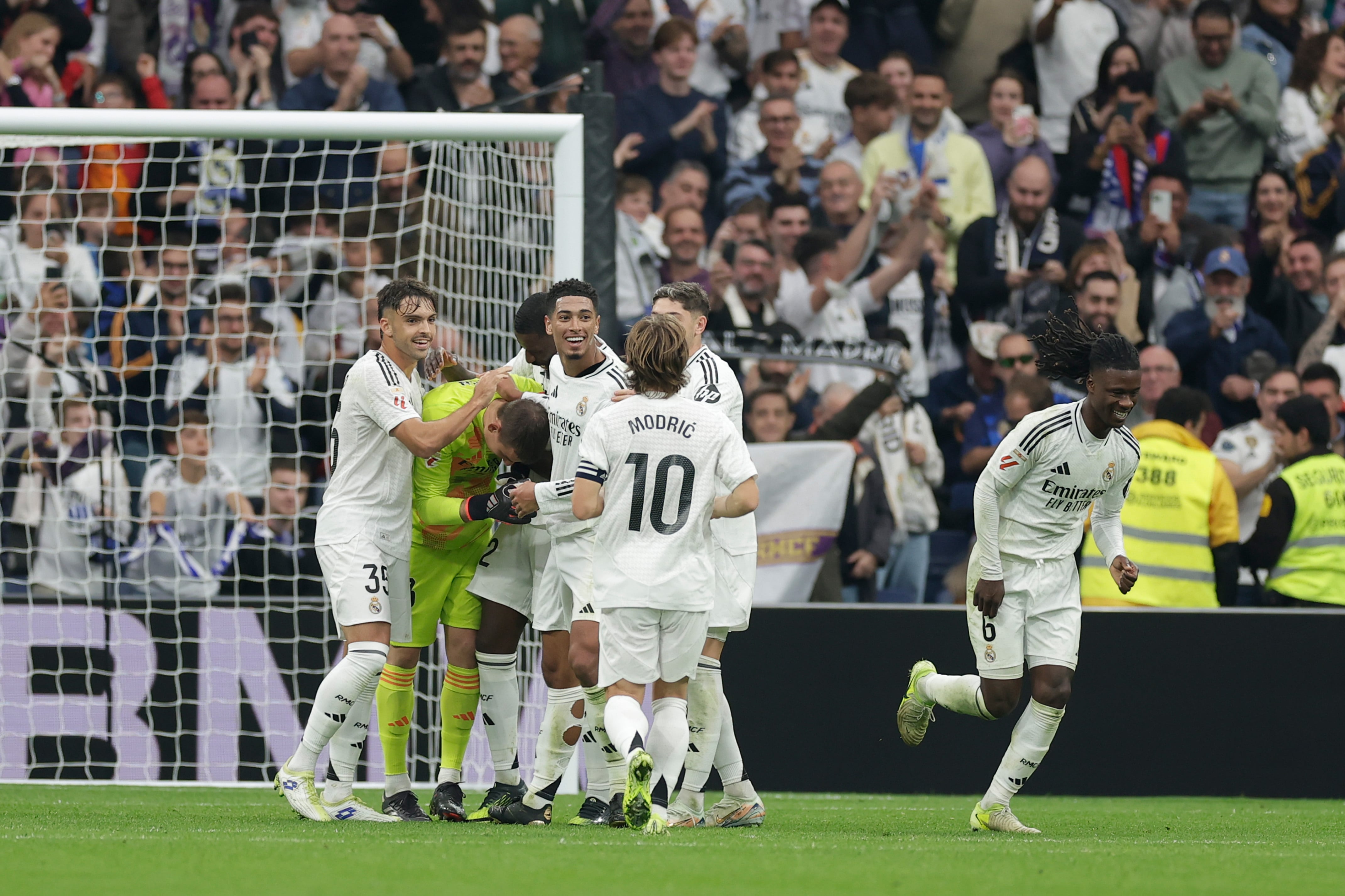 Los jugadores del Real Madrid celebran con Lunin su asistencia a Vinícius Jr