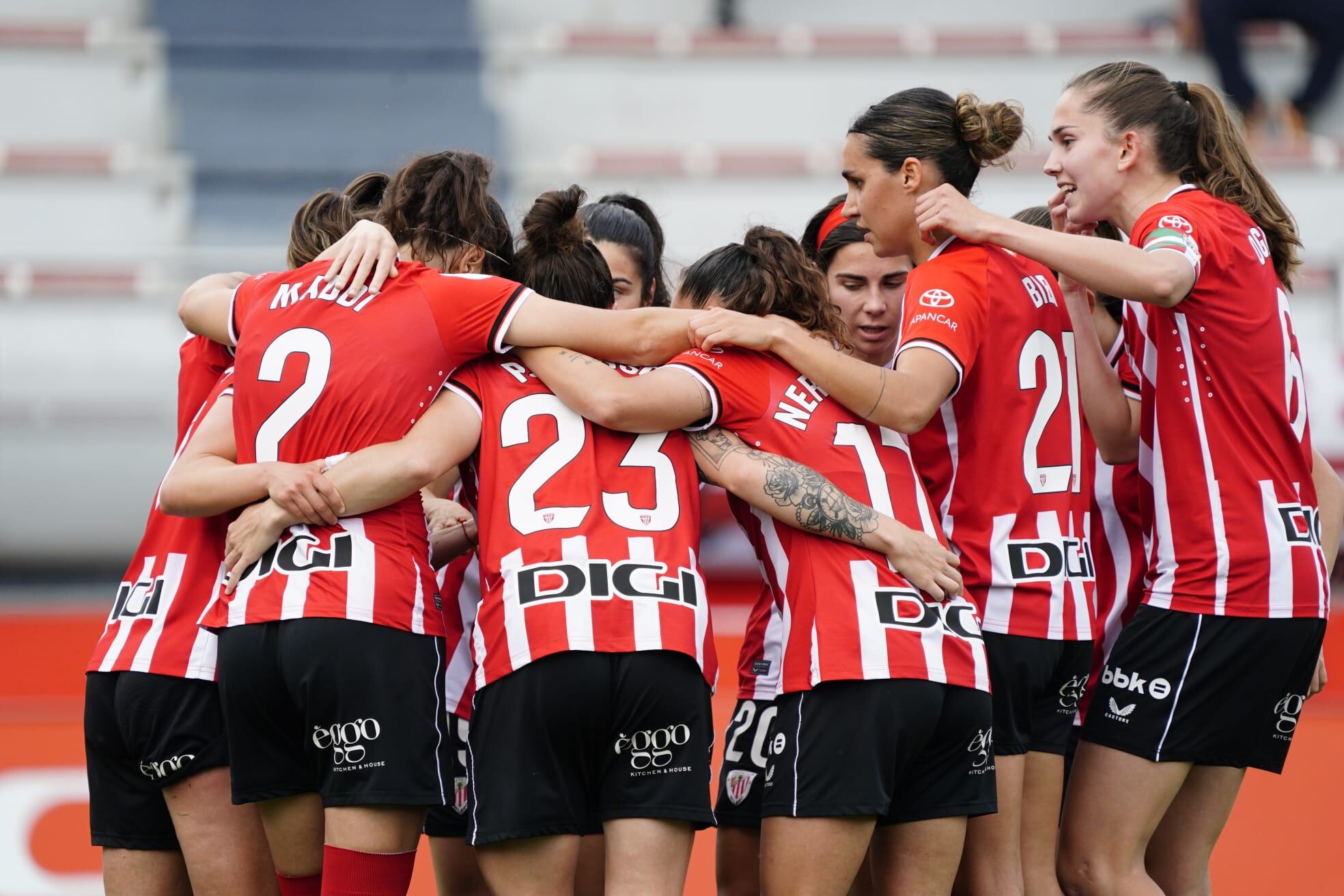 Las jugadoras del Athletic Cluvb celebran el gol logrado por Nahikari García ante el Villarreal