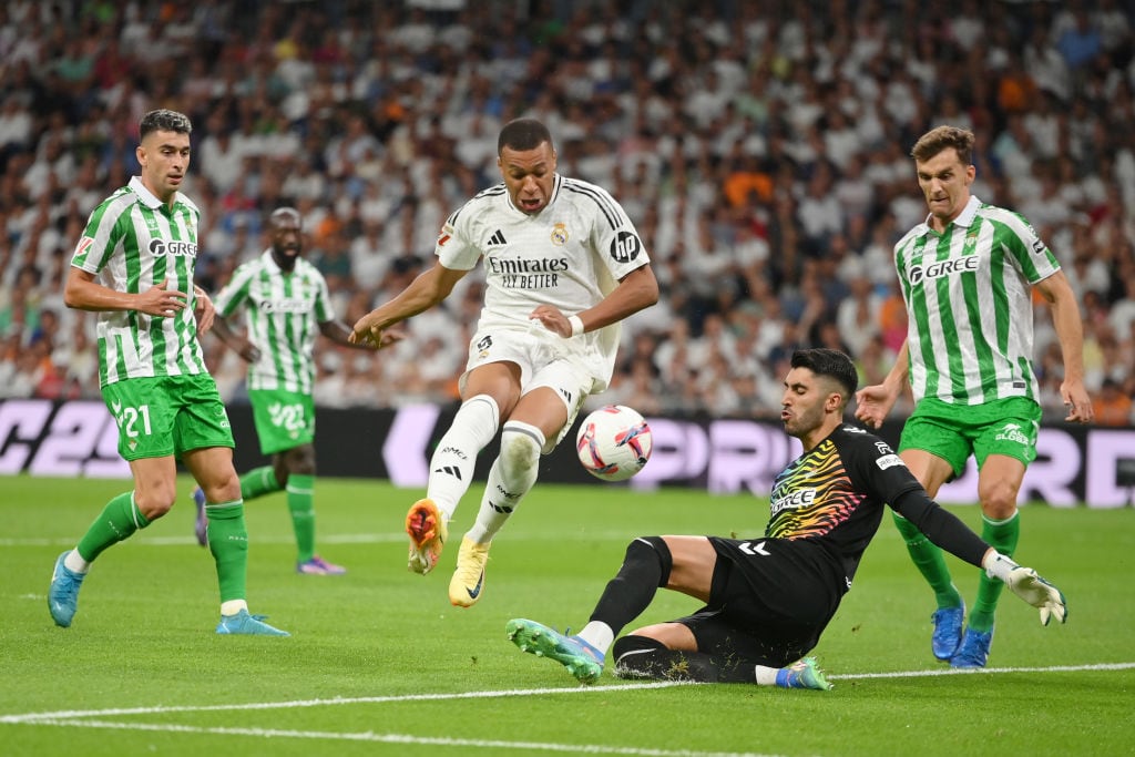 Partido de la primera vuelta de LaLiga EA Sports entre el Real Madrid y Real Betis.