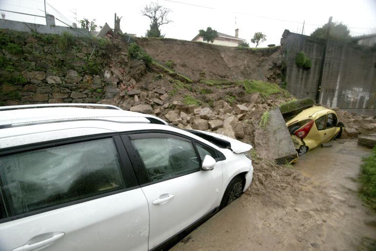 Cuatro personas han resultado heridas y dos de ellas han sido evacuadas al hospital tras la caída esta tarde de un muro sobre varios vehículos en la calle Severino Cobas de Vigo.Los bomberos y efectivos de Protección Civil tuvieron que intervenir para exc
