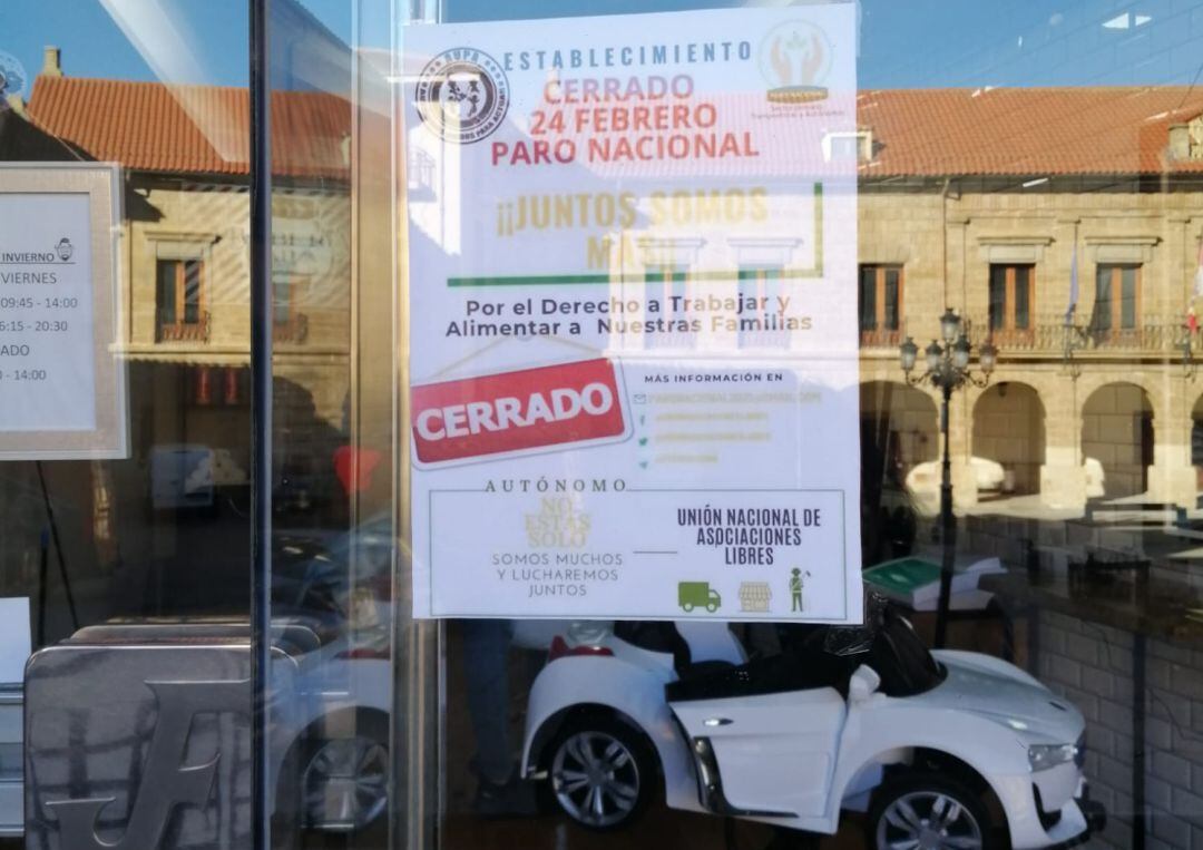 Cartel colgado en un establecimiento en Benavente