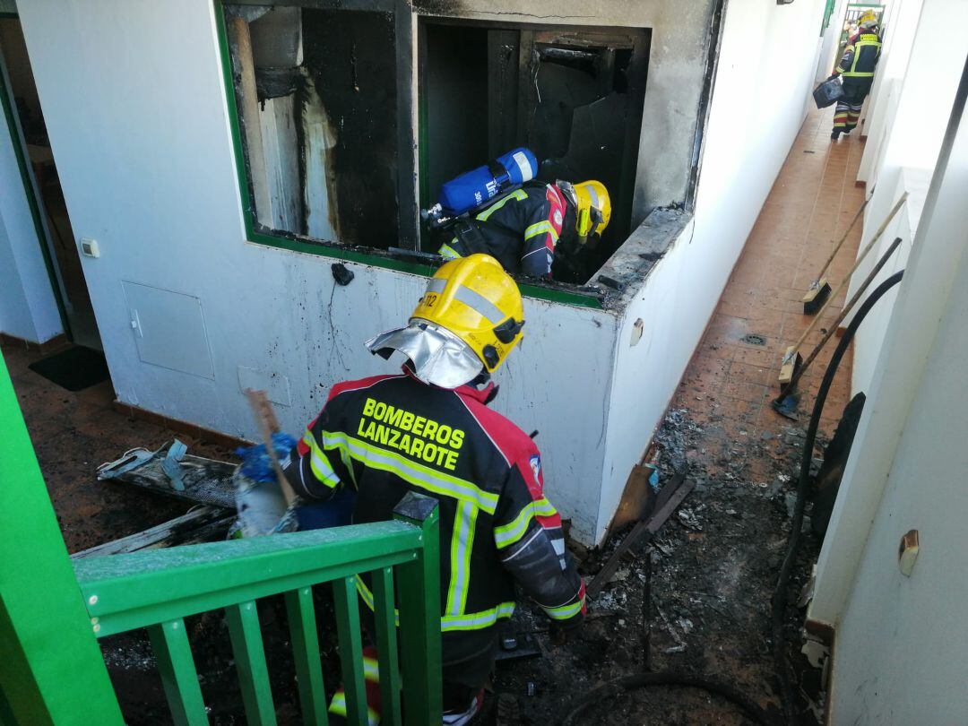 Los bomberos de Lanzarote en la solana calcinada.