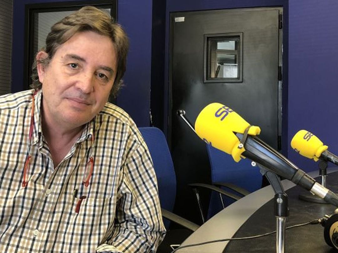 Luis García Montero en los estudios de Radio León