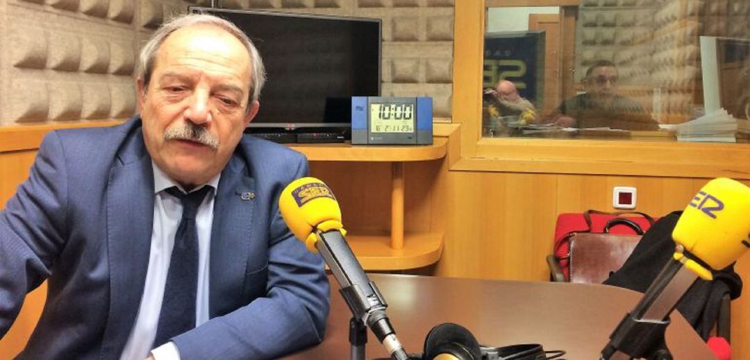 Wenceslao López, en una imagen de archivo, en los estudios de Radio Asturias