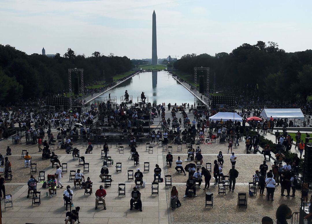 Los manifestantes se reúnen en el Lincoln Memorial para la Marcha de &#039;Quítese las rodillas del cuello&#039; en Washington en apoyo de la justicia racial