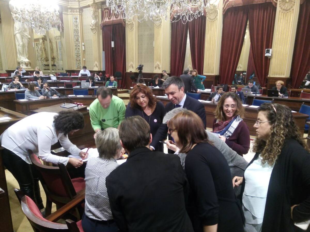 El Parlament aprueba eliminar el aforamiento de 68 políticos
