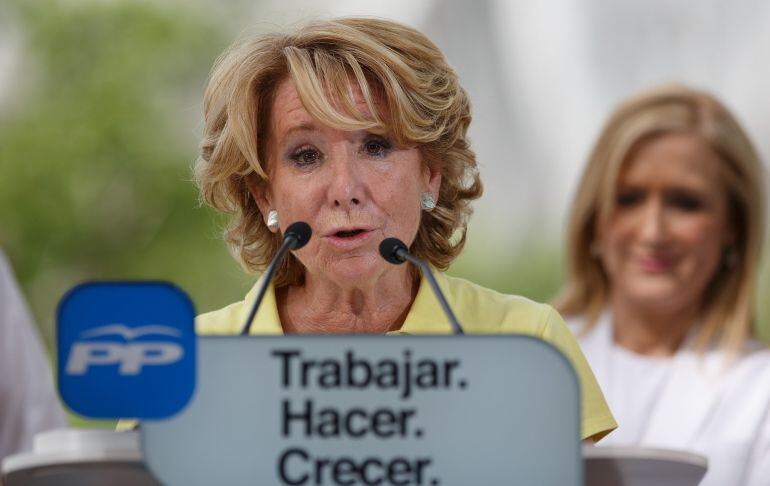 MADRID, SPAIN - MAY 13:  Popular Party candidate for Madrid mayorality, Esperanza Aguirre speaks to members of the public during an election campaign rally at Madrid Rio on May 13, 2015 in Madrid, Spain. Municipal and regional elections will take place next May 24 across most of Spain.  (Photo by Pablo Blazquez Dominguez/Getty Images)