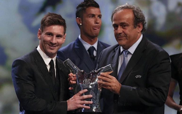 Messi recoge el premio a mejor jugador de la UEFA de manos de Platini