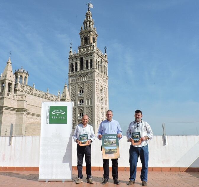 José María Rodríguez, alcalde de la localidad; Miguel Martínez, concejal de Patrimonio del Ayuntamiento de La Puebla de los Infantes; y Rafael Velasco, coordinador, recopilador de las caleras del municipio y miembro del Grupo de Amigos del Patrimonio de Caleras