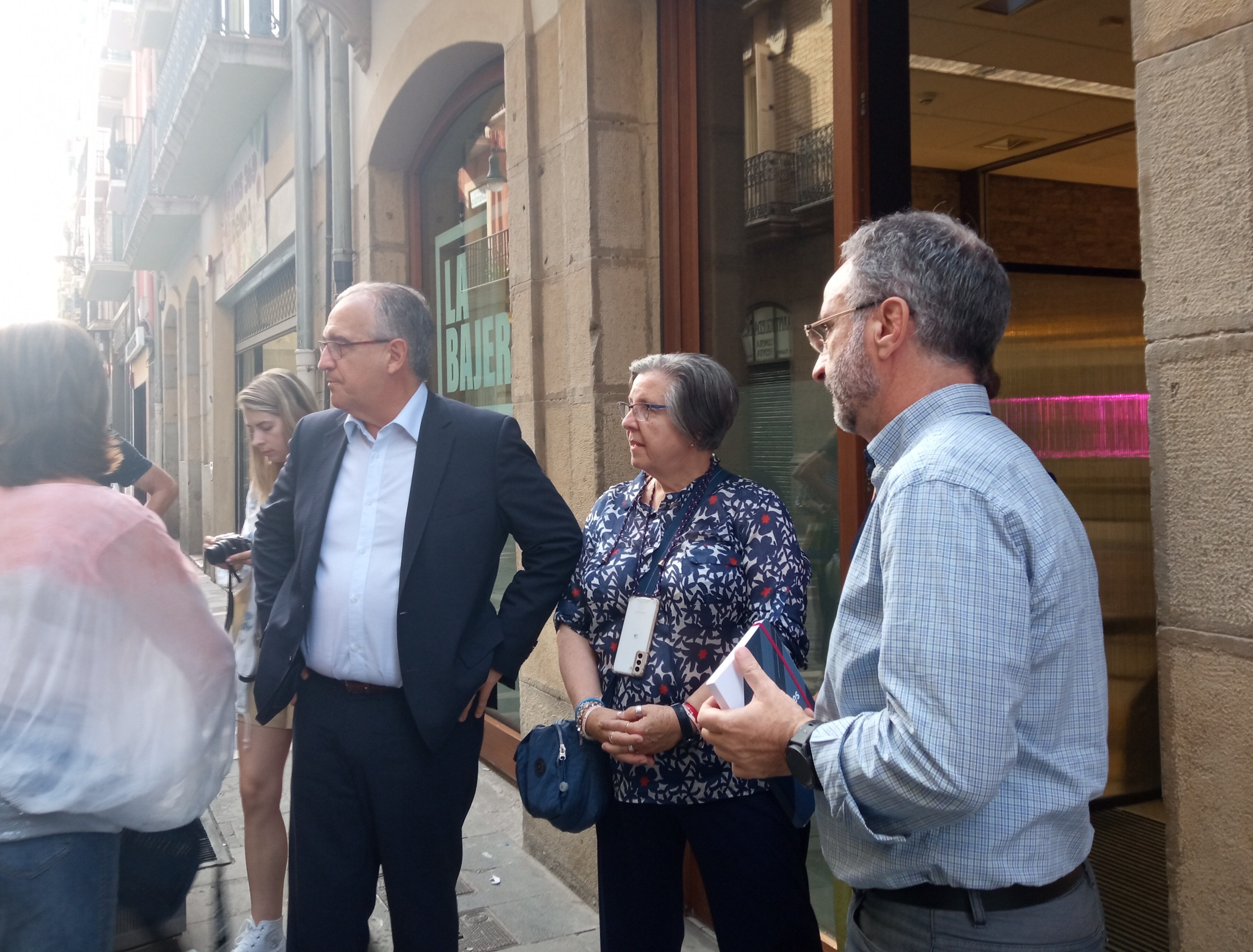 Enrique Maya visita a los refugiados ucranianos en el centro municipal de la calle Mayor de Pamplona