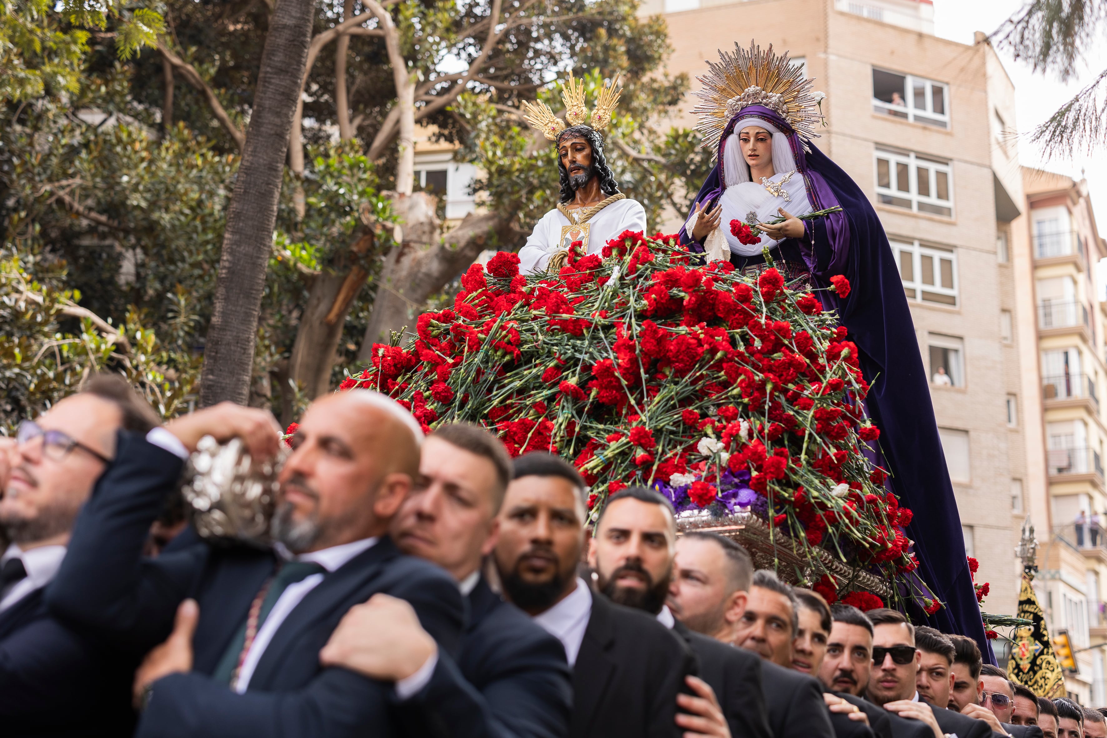 Una de las procesiones de este sábado de dolores en Málaga, una de las ciudades andaluzas más conocidas por su Semana Santa