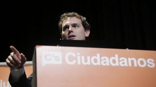 GRA578. MADRID, 17/02/2015.- El presidente de Ciudadanos, Albert Rivera, durante su intervención en el acto en el que ha presentado el proyecto económico de Ciudadanos para España, esta noche en el Círculo de Bellas Artes de Madrid. EFE/Zipi