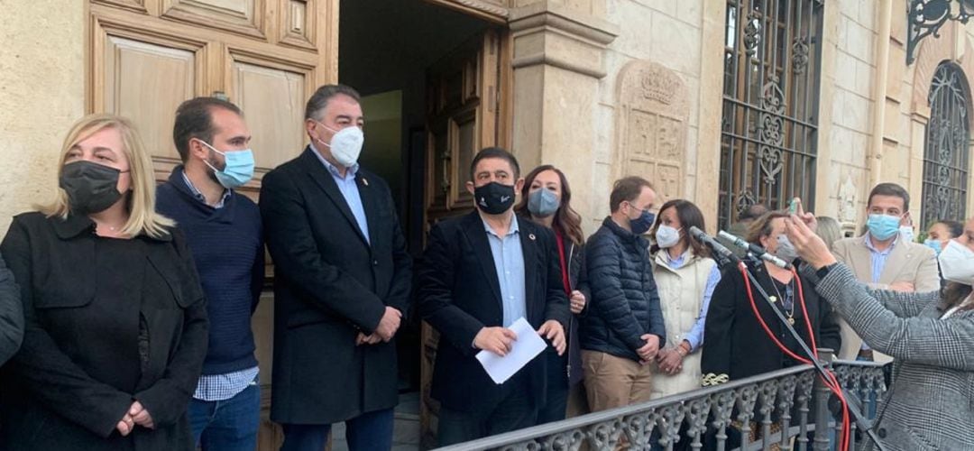 Representantes políticos se dieron cita en la tarde del martes para condenar el ataque a la vivienda del alcalde de Navas de San Juan.