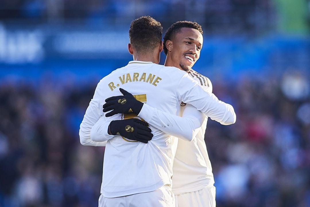 Militao celebra con Varane uno de los goles del Real Madrid al Getafe.