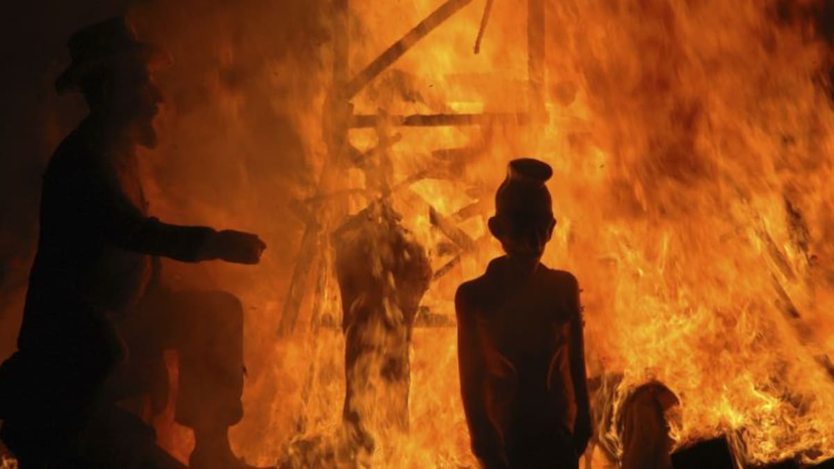 Una pavesa en el pecho de la fallera mayor