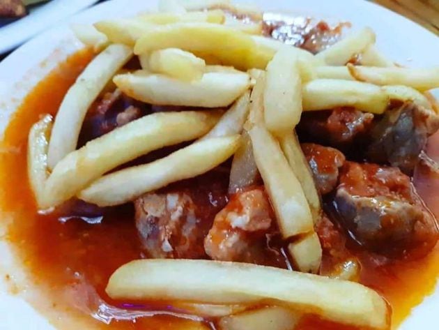 Delicioso guiso de carne con tomate