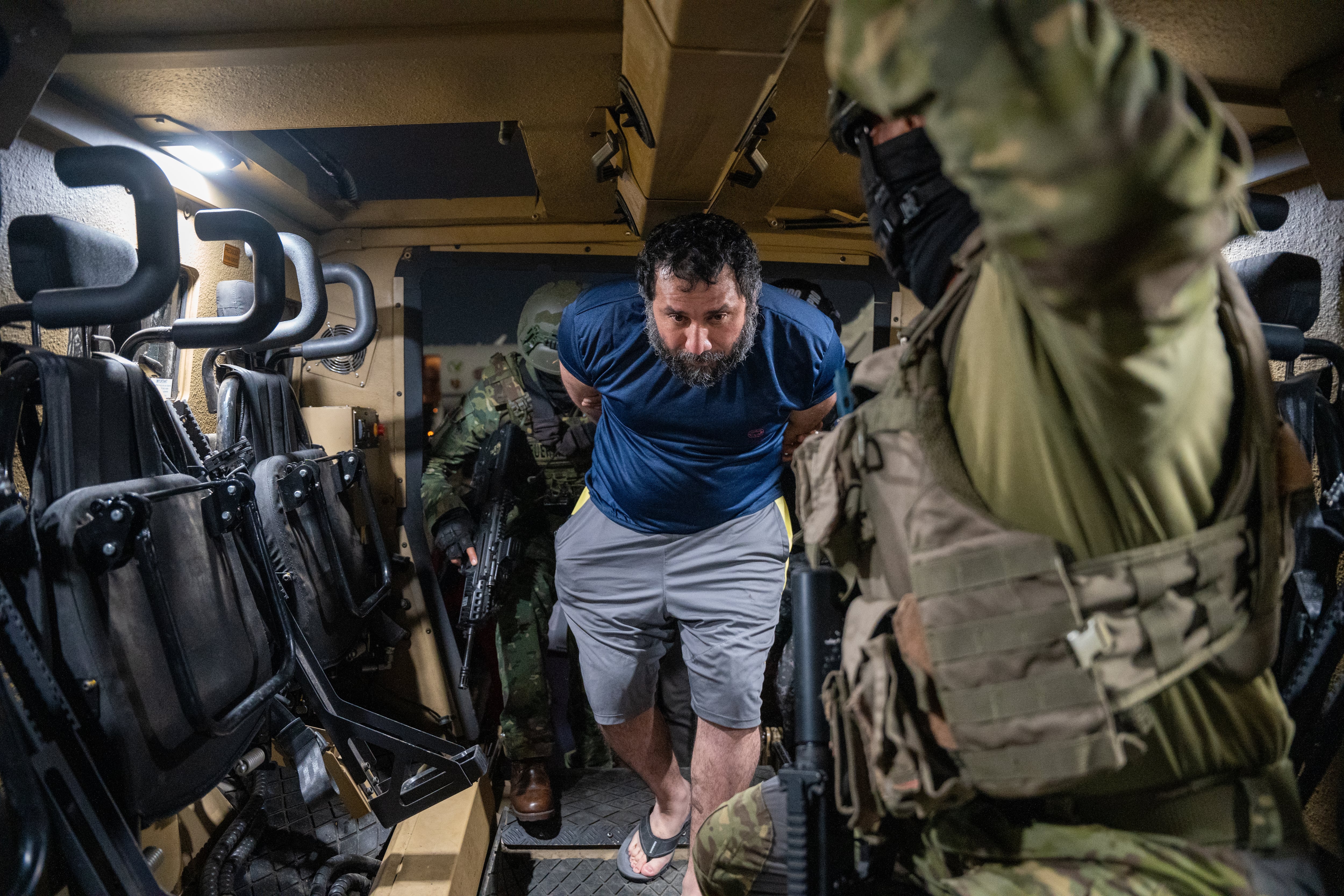 El narcotraficante José Adolfo Macías Villamar &#039;Fito&#039; (d), es custodiado a su llegada a la Base aérea de Guayaquil este miércoles, en Guayaquil (Ecuador). EFE/ Mauricio Torres