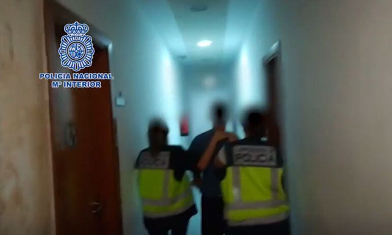 Momento de la detención de uno de los presuntos implicados en el tiroteo