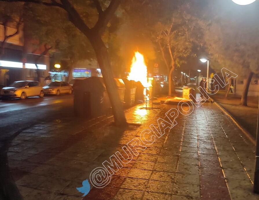 Detenido un hombre de 60 años por incendiar 36 contenedores en Murcia