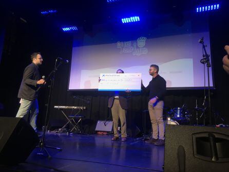 David Vilanova, director de l'àrea de negoci de CaixaBank, entrega un xec de 1000 euros per Cap Nen Sense Joguina