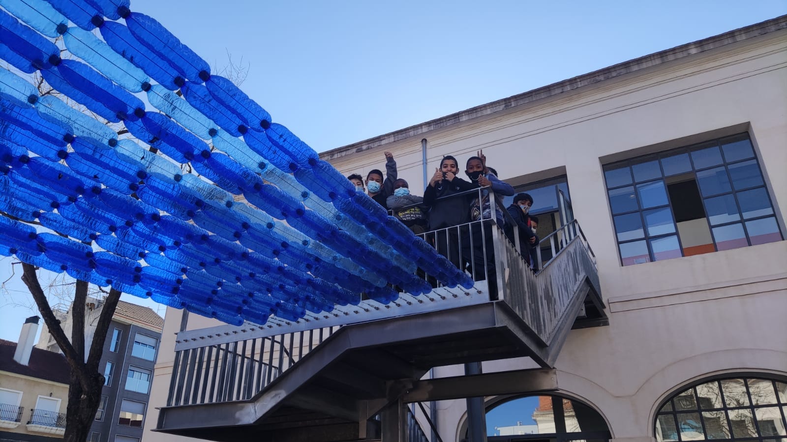 Techo de botellas de plástico en el colegio Sant Francesc de Borja de Gandia