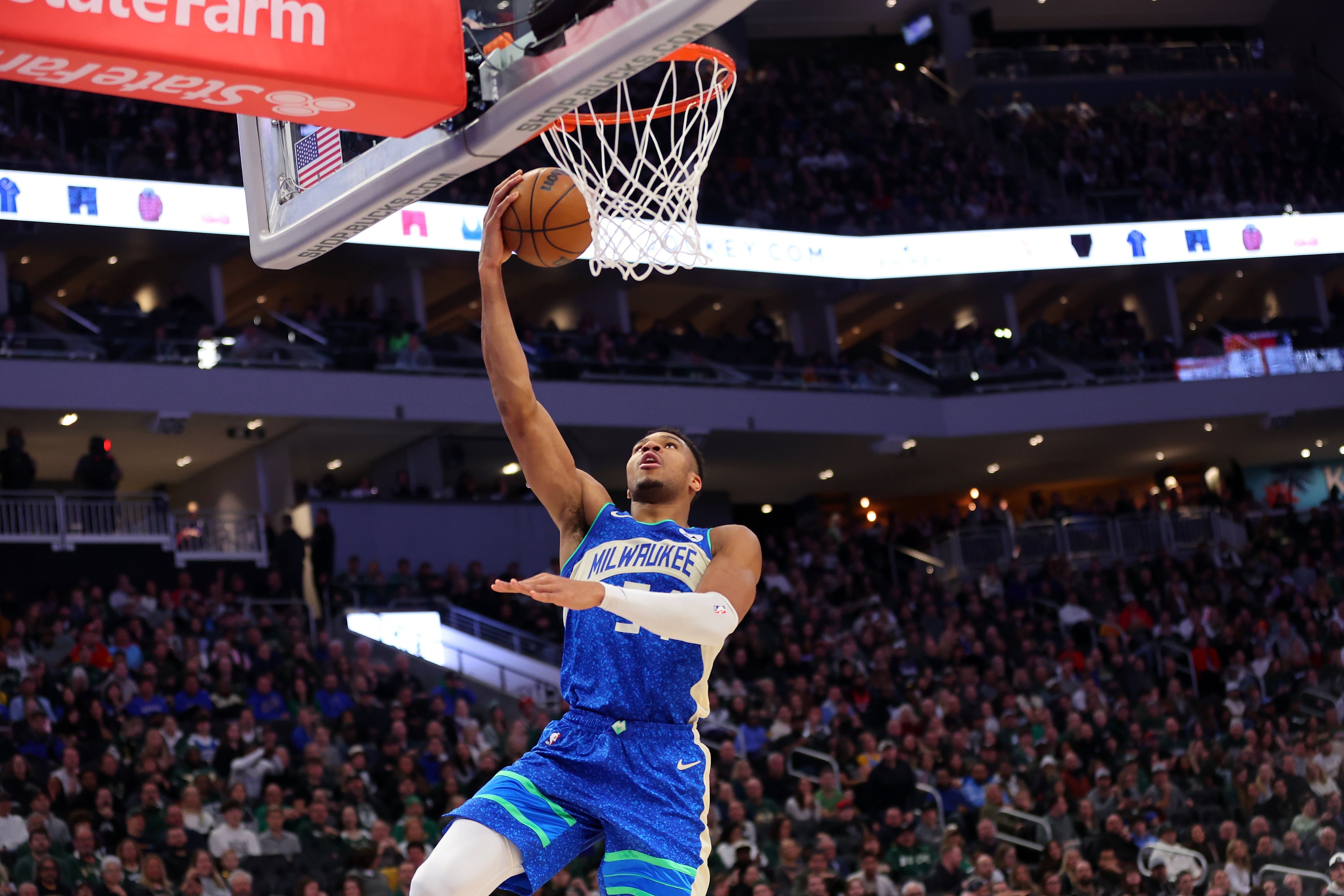 Giannis Antetokounmpo, de los Bucks, anota un mate en el partido ante Atlanta Hawks.