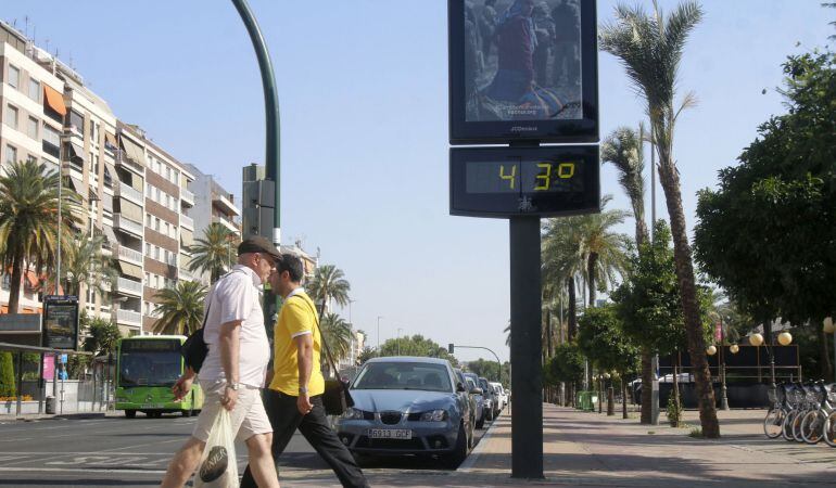 Un termómetro en Córdoba durante la ola de calor.