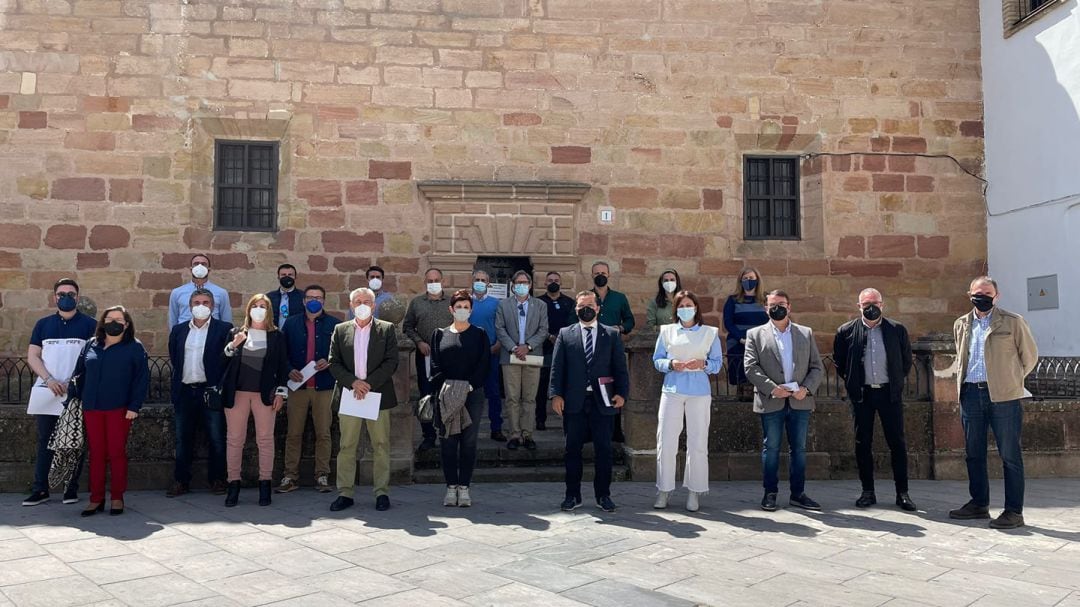 Foto de familia de los alcaldes que van a promover la nueva plataforma end defensa de la sanidad pública.