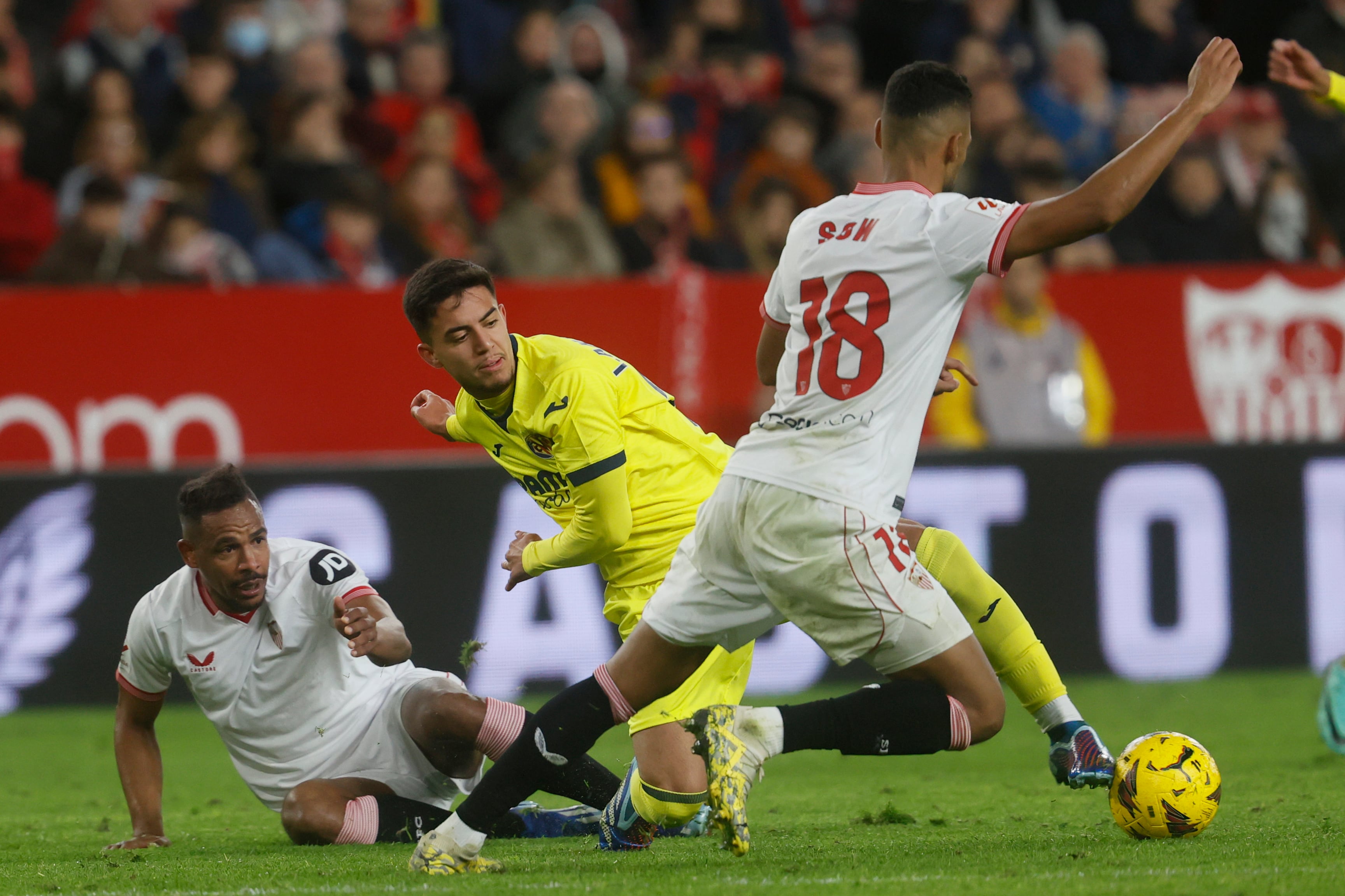 SEVILLA, 03/12/2023.-El centrocampista suizo del Sevilla Djibril Sow (d) disputa una posesión ante Ilias Akhomach  delantero marroquí del Villarreal (c) durante el partido de LaLiga de fútbol que Sevilla FC y Villarreal CF disputan este domingo en el estadio Ramón Sánchez-Pizjuán. EFE/José Manuel Vidal
