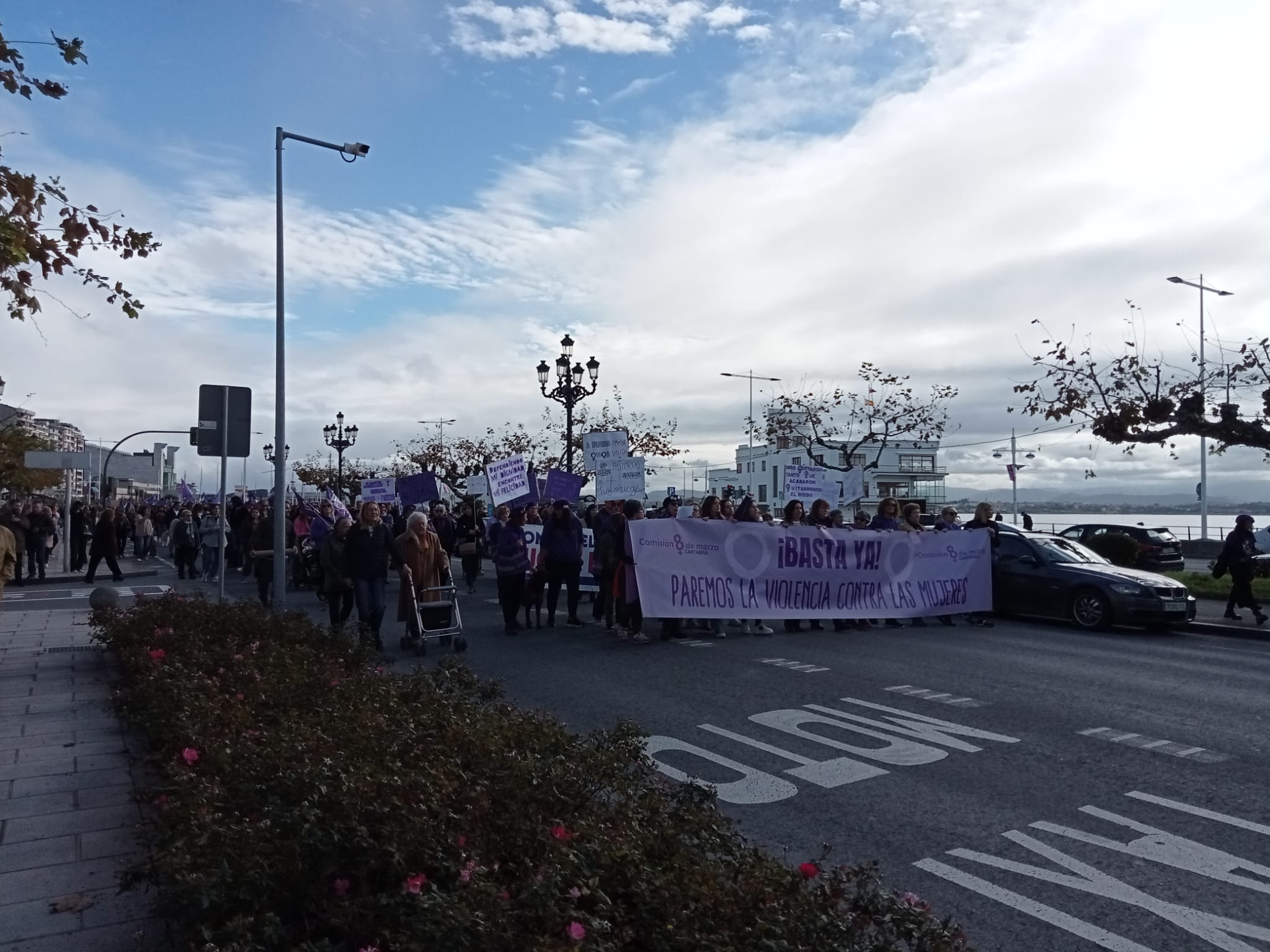 Manifestación del 25N el año pasado por el paseo de la Bahía de Santander