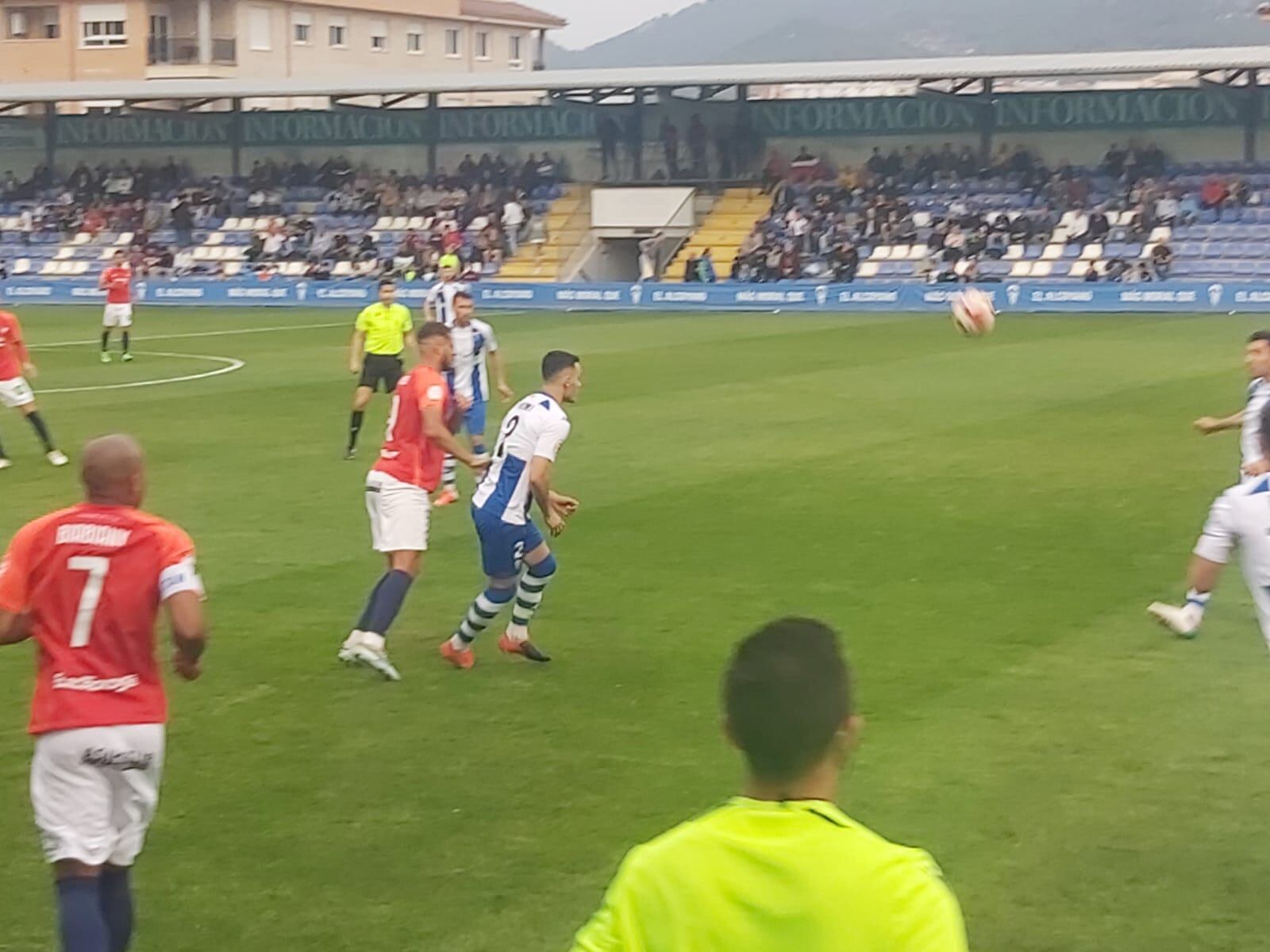 Instante del partido entre el CD Alcoyano y el San Fernando CD Isleño en el Campo Municipal de El Collao