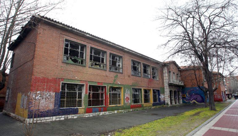 Fachada del antiguo colegio San Juan de la Cruz en el barrio de La Rondilla