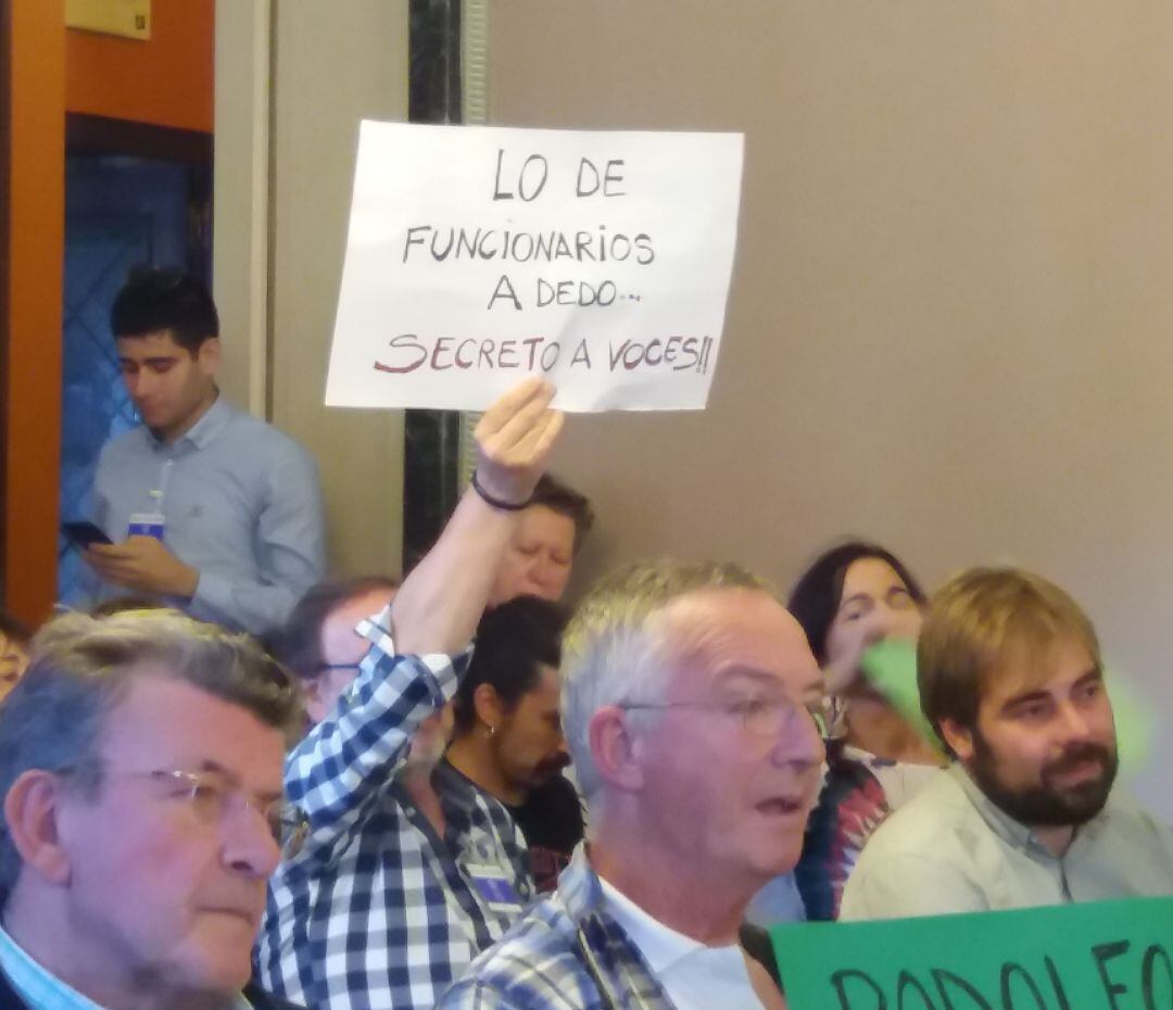 Uno de los carteles que portó el público en el pleno municipal de Oviedo, en el que el grupo del PP presentaba una moción de urgencia para reprobar a la vicealcaldesa y portavoz de Somos, Ana Taboada, por sus declaraciones sobre los funcionarios municipal