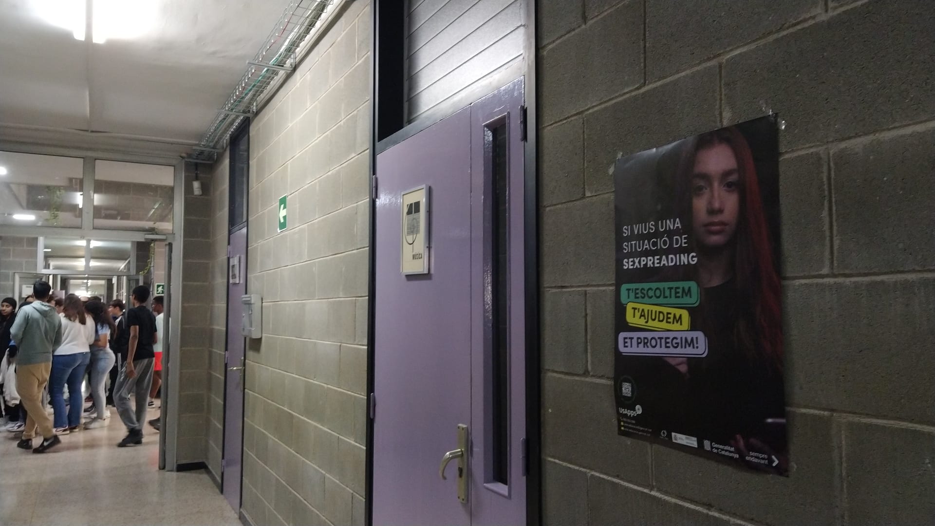 Passadís de l'Institut Apel·les Mestres de L'Hospitalet de Llobregat, on s'han penjat cartells per donar a conèixer el servei d'atenció a l'alumnat en situació de violència.