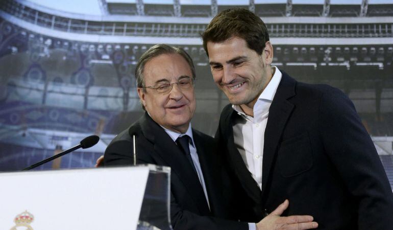 -FOTODELDIA- GRA244. MADRID, 13/07/2015.- El presidente del Real Madrid, Florentino Pérez (i), abraza a Iker Casillas durante la depedida institucional que el club ha brindado esta mañana al guardameta español en el palco de honor del estadio Santiago Bernabeu. EFE/Chema Moya