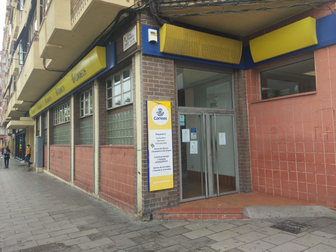 Oficina de Correos en la calle Alonso Cano, esta mañana.